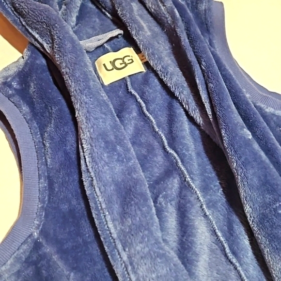 Ugg | Blue Plush Sleeveless Hoodie - Picture 8 of 10